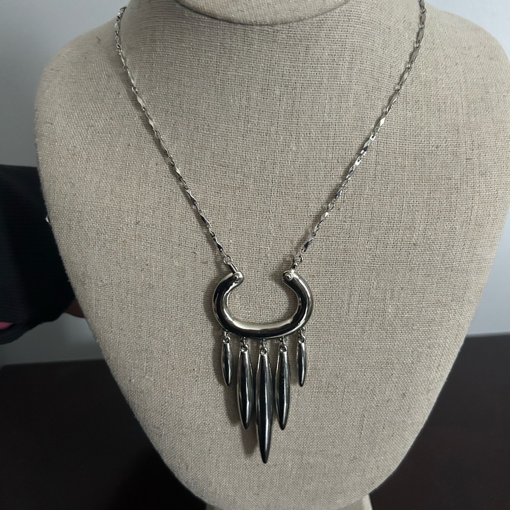 Elegant Silver Necklace with Pendant